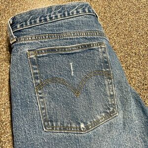 Levi ripped mom jeans hardly worn size 32